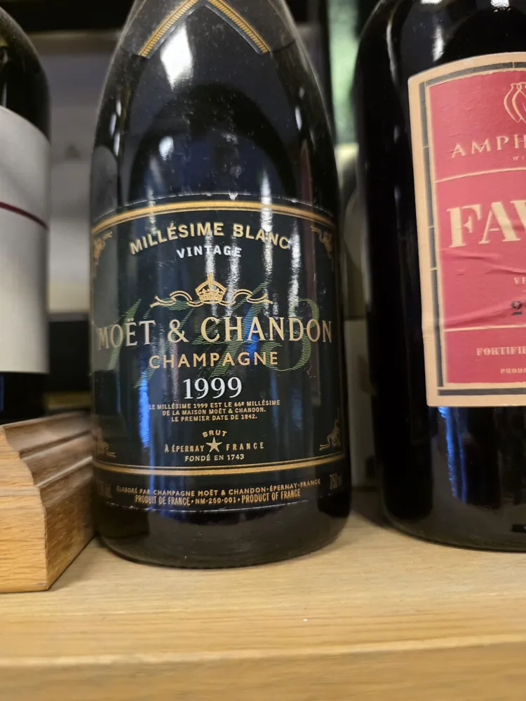 Moët & Chandon – בציר 1999 – שמפניה ומבעבעים