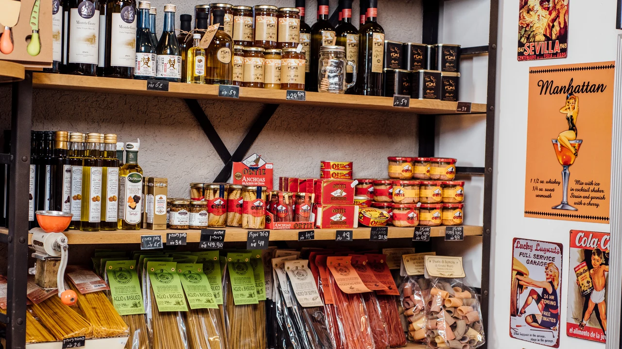 Разнообразные напитки на полках Wine N’ Dine