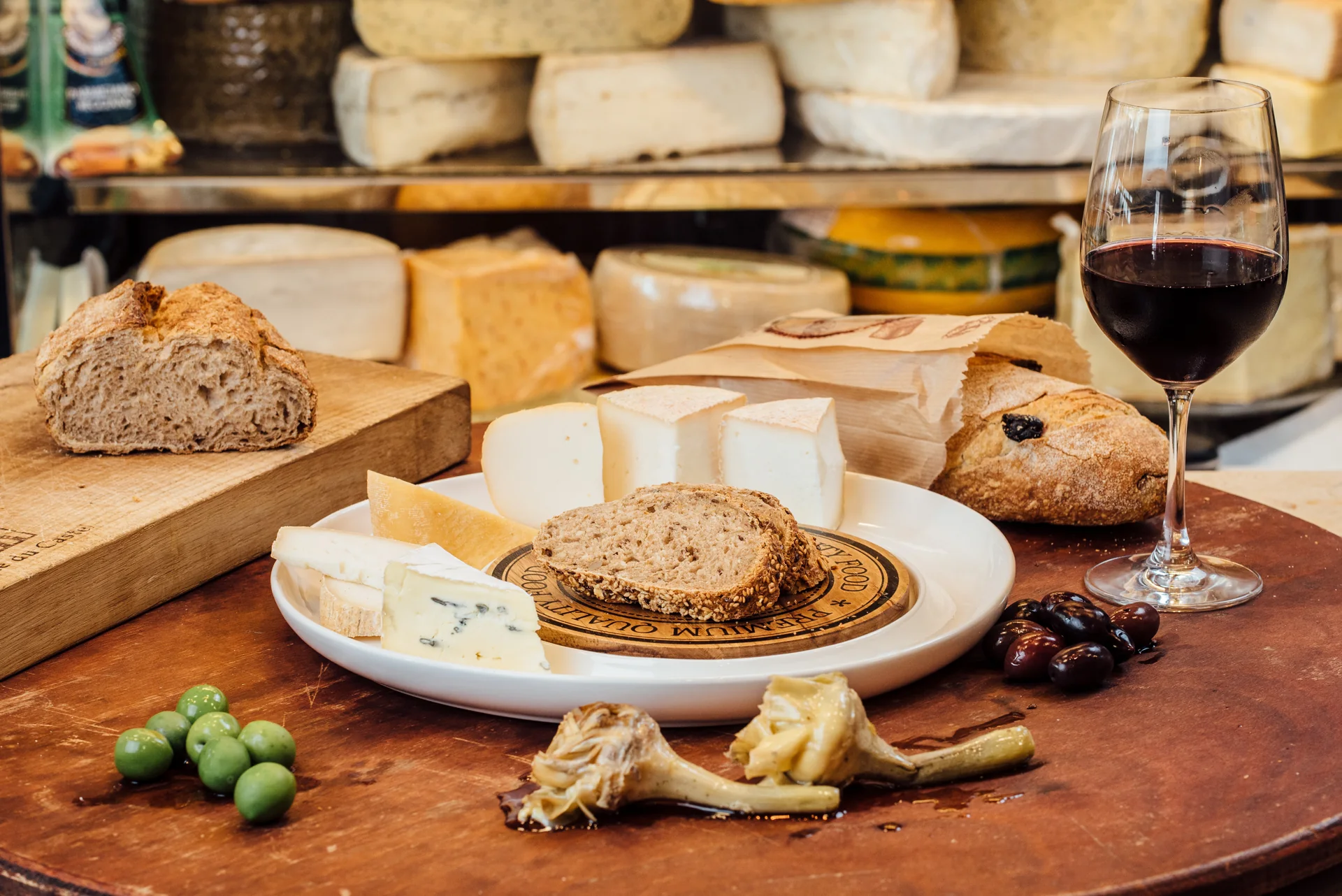Бокал вина, сыры и хлеб в магазине Wine N’ Dine